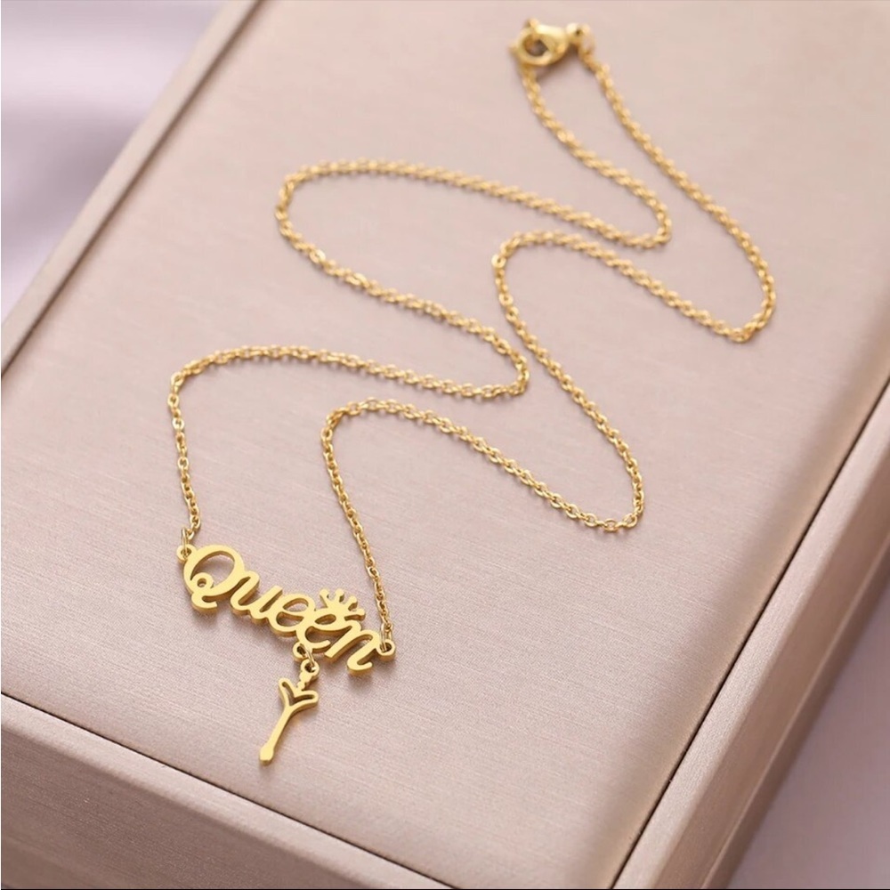 18K Gold Plated Letter Queen Crown Key Pendant Necklace - Picture 4 of 6